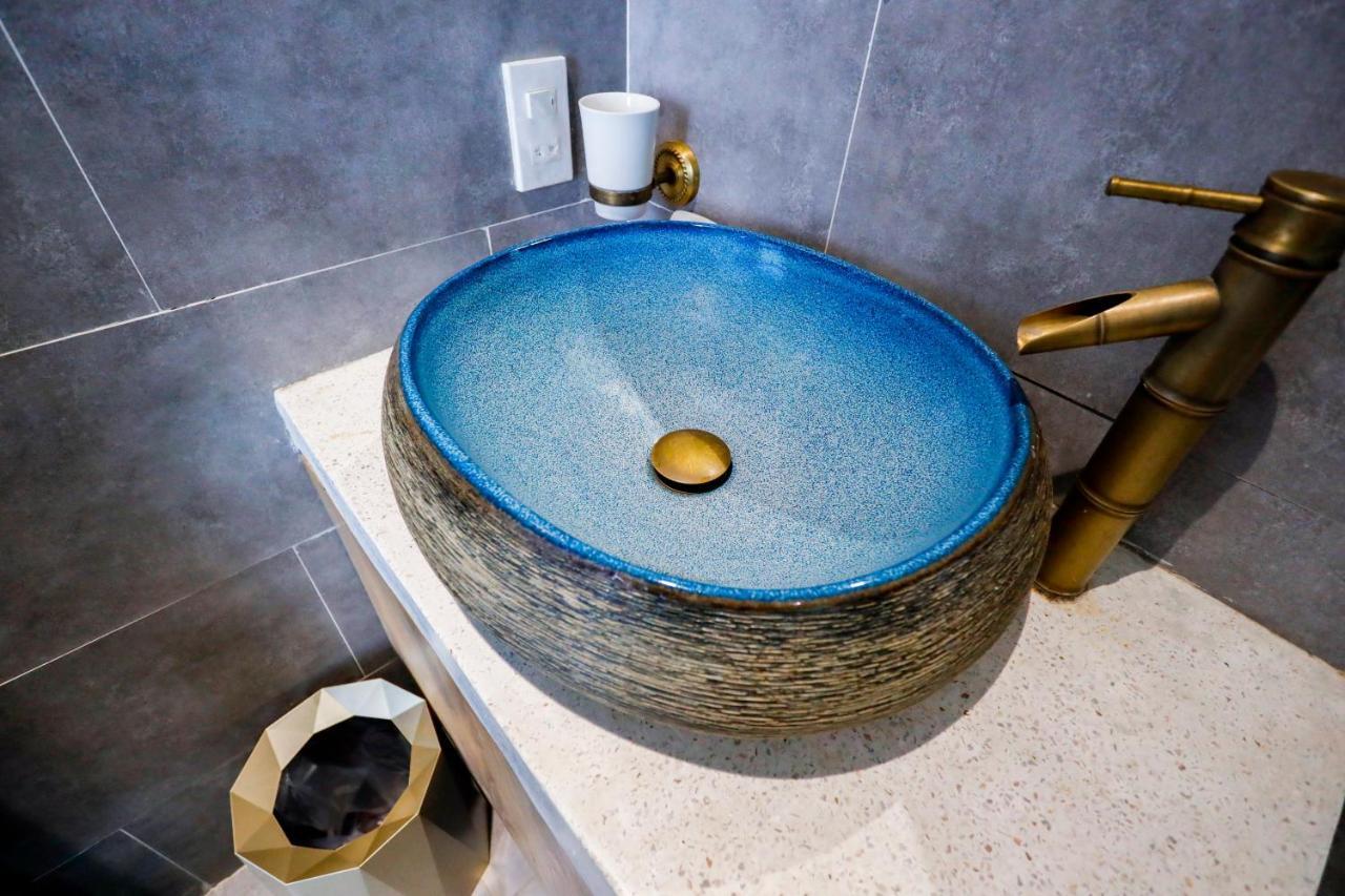 Phòng 3 Người Nhìn Ra Thành Phố